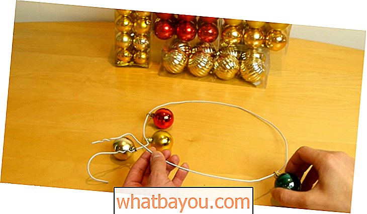 Wie man einen festlichen Weihnachtskranz aus einem alten Kleiderbügel und billigen Ornamenten macht