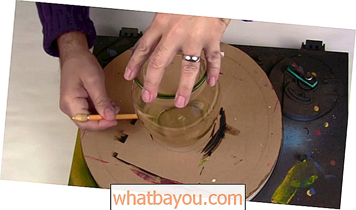 Comment peindre un vase parfaitement rayé sans que les mains tremblantes ne gênent