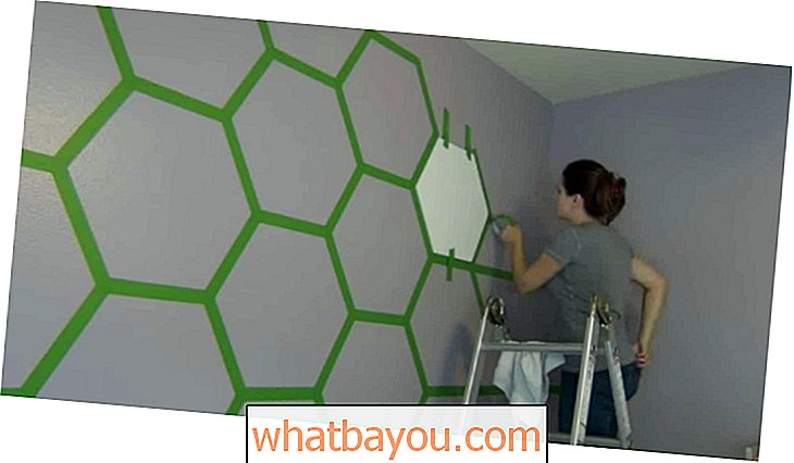 Verwandeln Sie Ihre Wände mit Klebeband und einer Sechskantschablone in etwas Schönes
