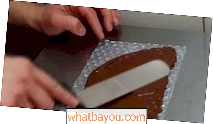 Cómo decorar pasteles con plástico de burbujas y una barra de chocolate