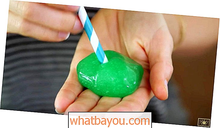 Impara come soffiare bolle nella melma     È un divertimento sensoriale per i bambini!